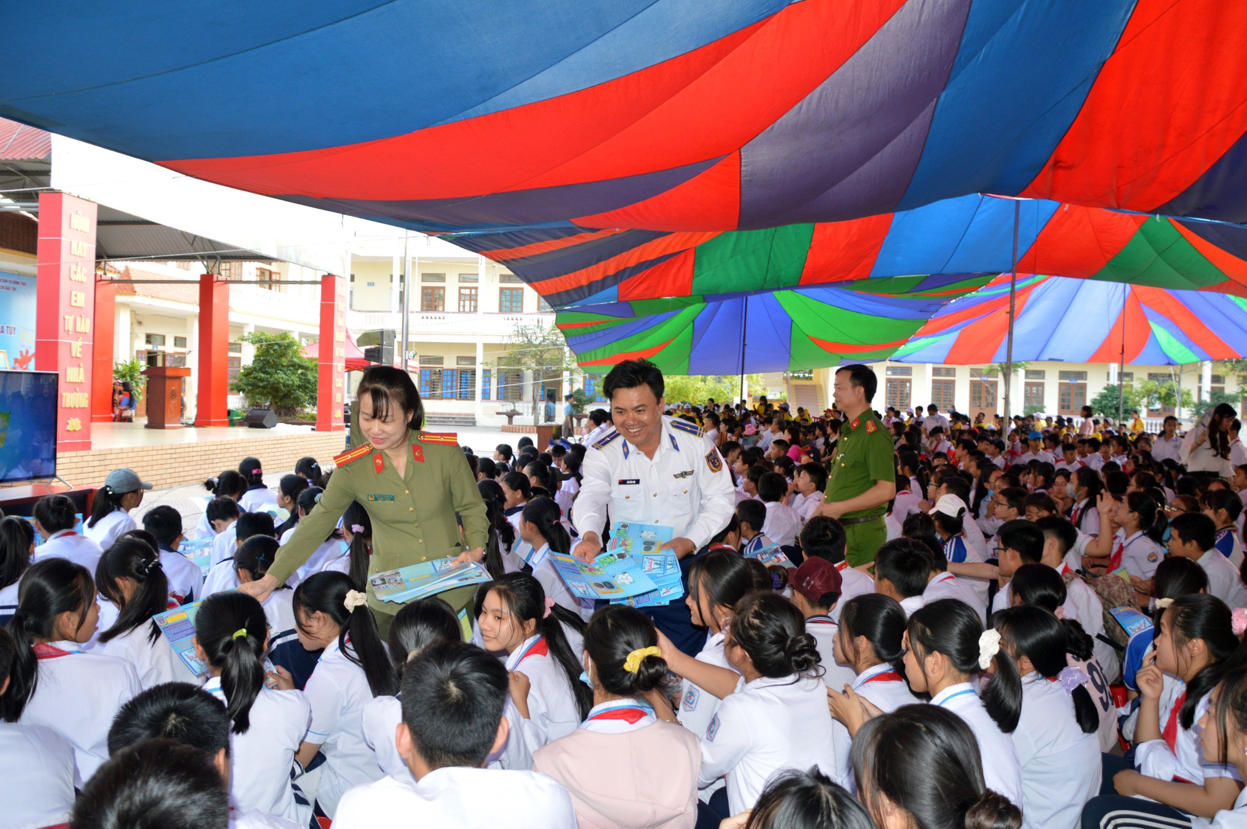 Tuyên truyền về biển đảo, phòng, chống tội phạm ma túy và xâm hại tình dục đến 1.200 học sinh xã Đồng Thái (An Dương)